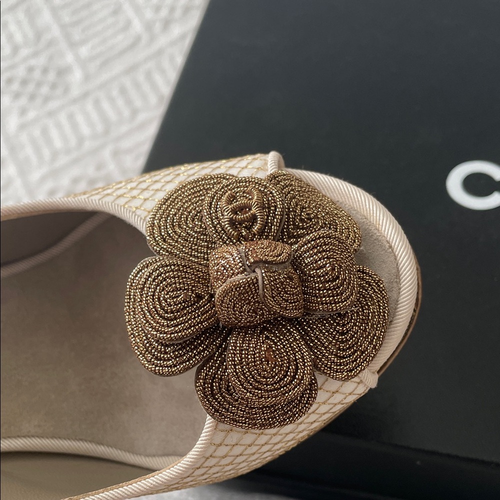 CHANEL Camellia Heels Sandals Slingback size 35 / 5 B gold white flower - Picture 9 of 17